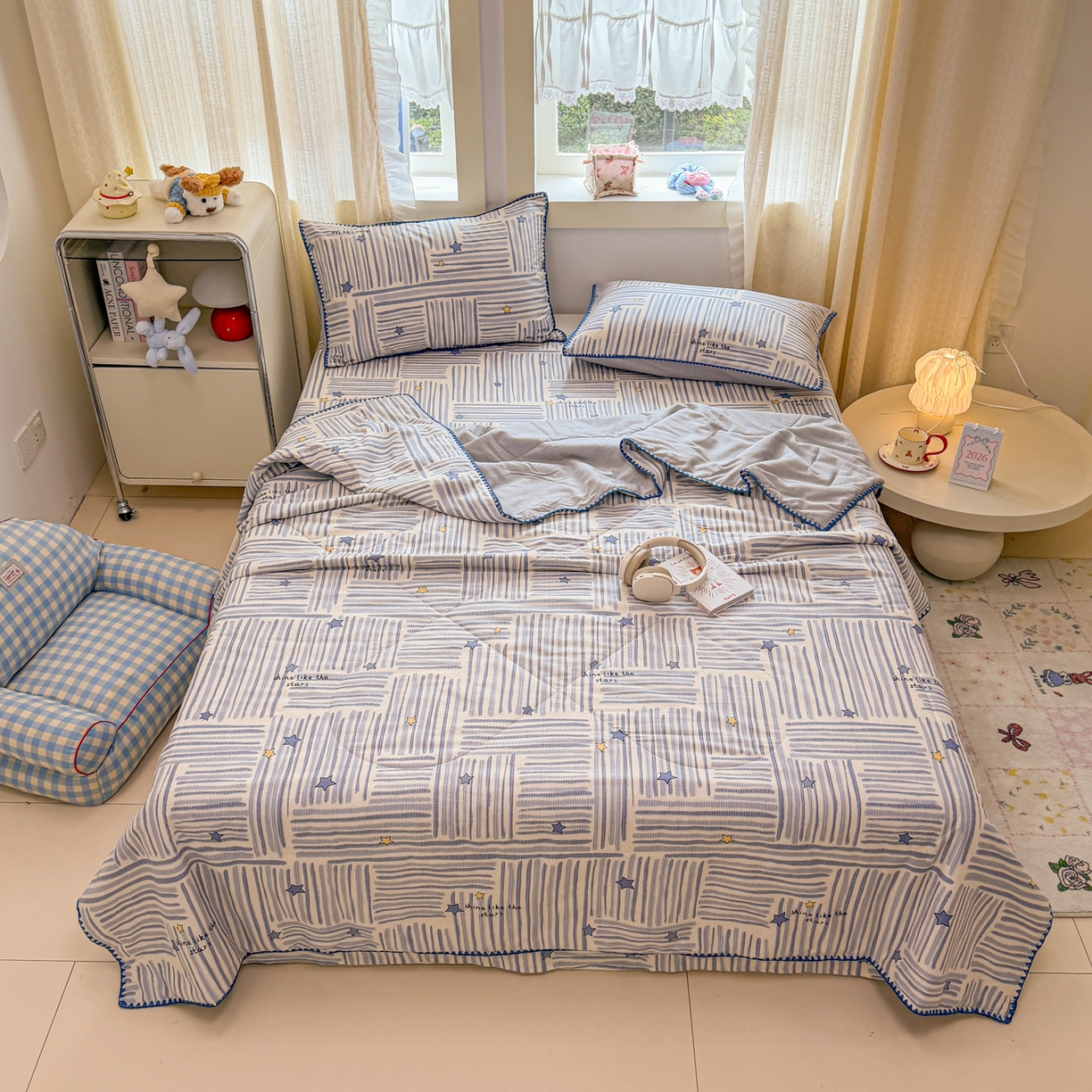 91家纺网 家纺一手货源 找家纺 简宜家居（朝初家纺） 2026新款全棉花卉卡通系列贝壳边夏被四件套 星落灰条