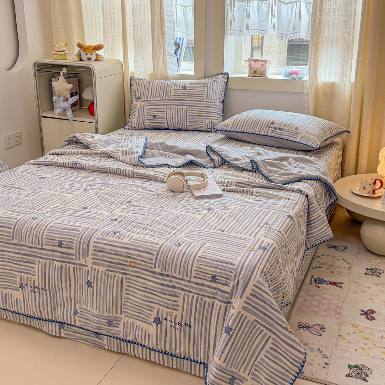 91家纺网 家纺一手货源 找家纺 简宜家居（朝初家纺） 2026新款全棉花卉卡通系列贝壳边夏被四件套 星落灰条