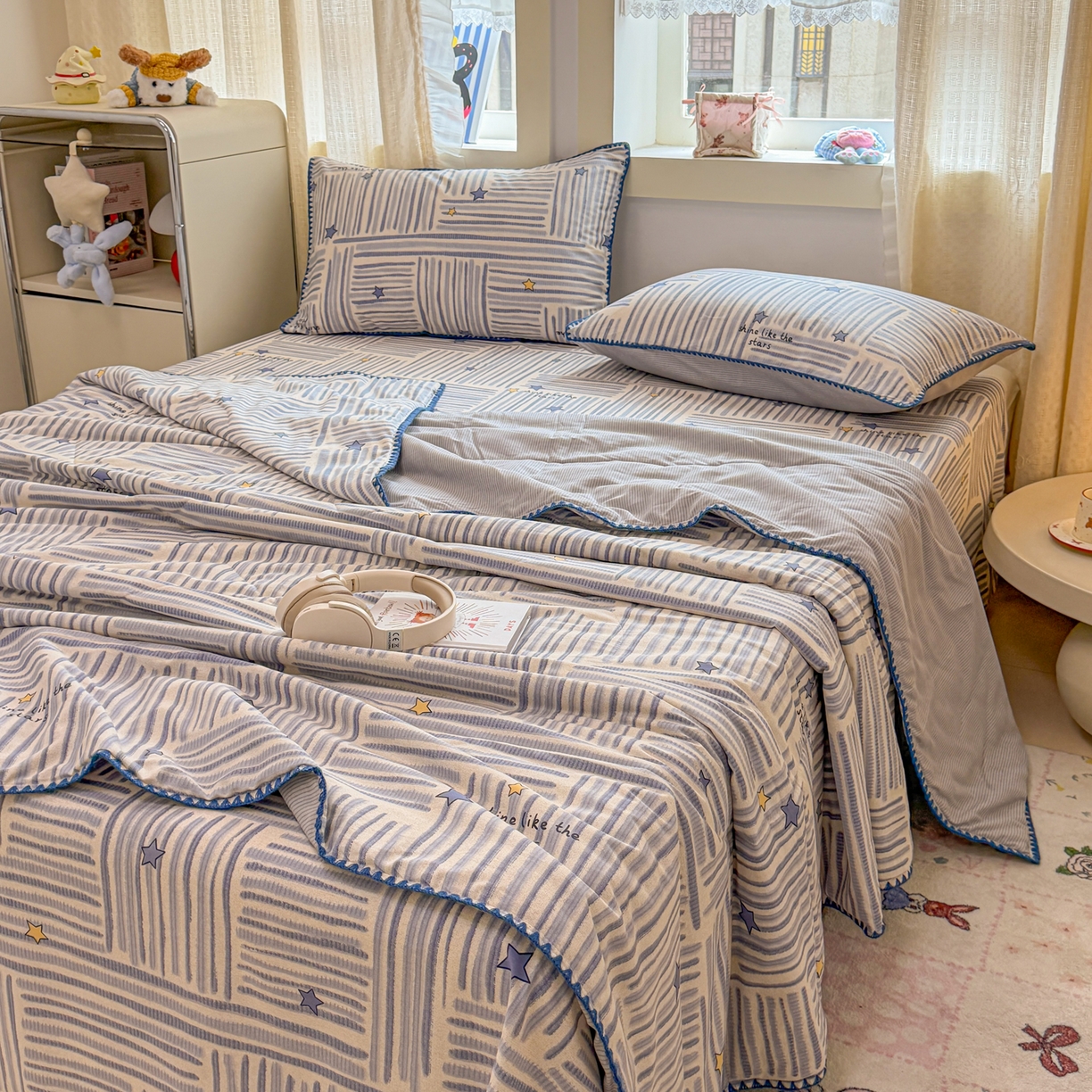 91家纺网 家纺一手货源 找家纺 简宜家居（朝初家纺） 2026新款全棉花卉卡通系列贝壳边夏被四件套 星落灰条