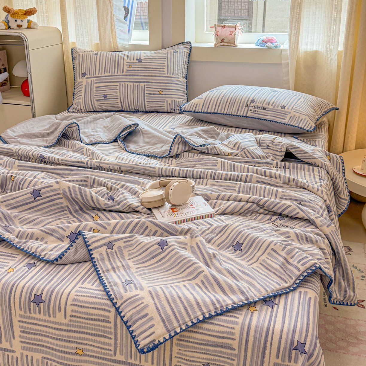 91家纺网 家纺一手货源 找家纺 简宜家居（朝初家纺） 2026新款全棉花卉卡通系列贝壳边夏被四件套 星落灰条