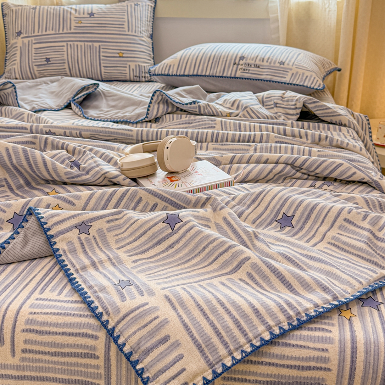 91家纺网 家纺一手货源 找家纺 简宜家居（朝初家纺） 2026新款全棉花卉卡通系列贝壳边夏被四件套 星落灰条