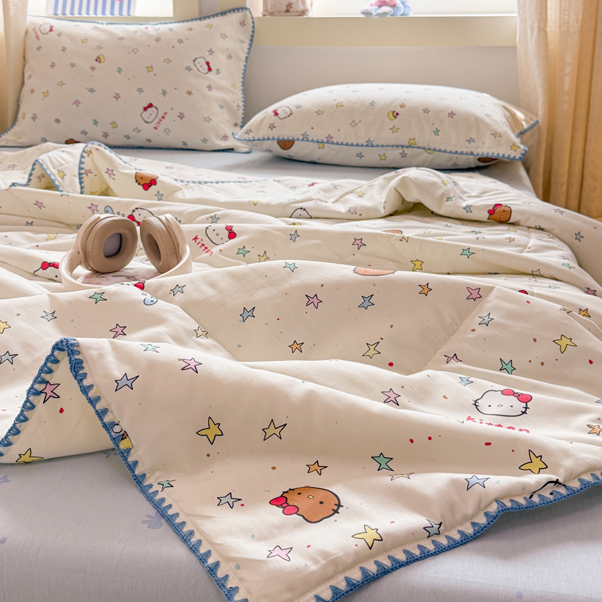 91家纺网 家纺一手货源 找家纺 简宜家居（朝初家纺） 2026新款全棉花卉卡通系列贝壳边夏被四件套 星星熊语