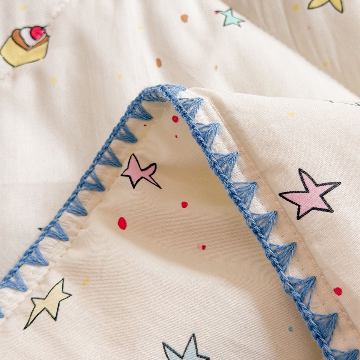 91家纺网 家纺一手货源 找家纺 简宜家居（朝初家纺） 2026新款全棉花卉卡通系列贝壳边夏被四件套 星星熊语