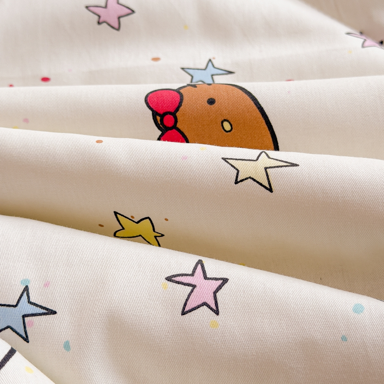 91家纺网 家纺一手货源 找家纺 简宜家居（朝初家纺） 2026新款全棉花卉卡通系列贝壳边夏被四件套 星星熊语