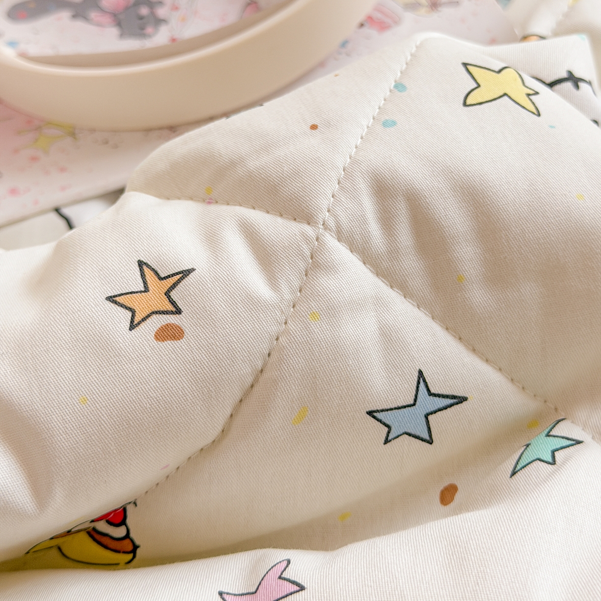 91家纺网 家纺一手货源 找家纺 简宜家居（朝初家纺） 2026新款全棉花卉卡通系列贝壳边夏被四件套 星星熊语