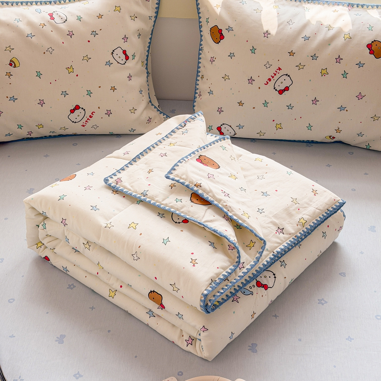 91家纺网 家纺一手货源 找家纺 简宜家居（朝初家纺） 2026新款全棉花卉卡通系列贝壳边夏被四件套 星星熊语