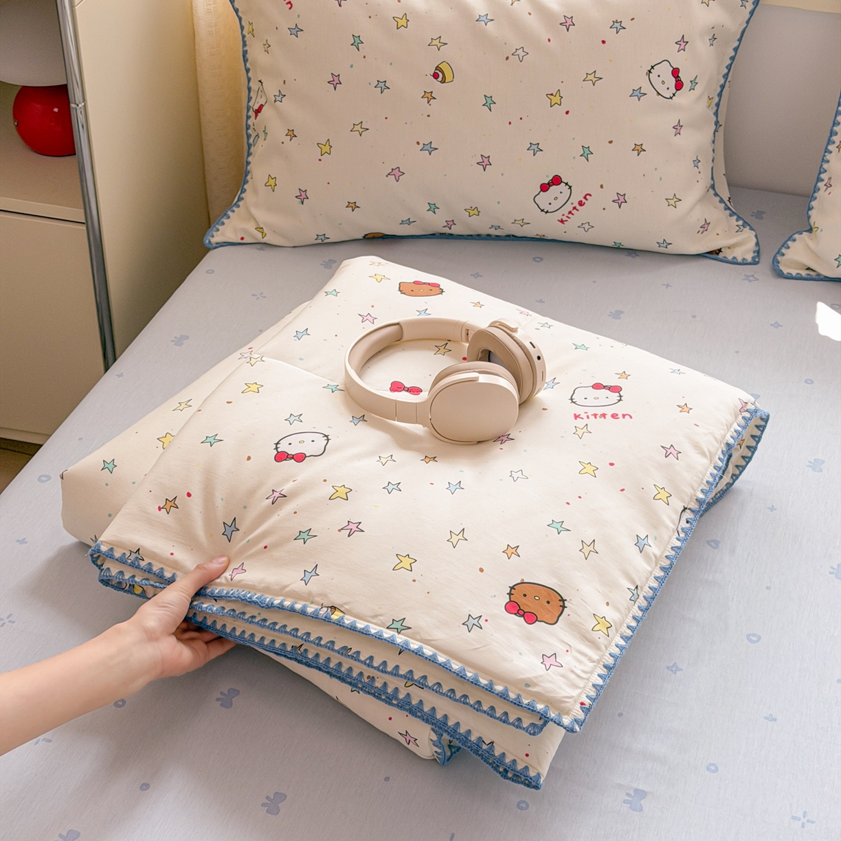 91家纺网 家纺一手货源 找家纺 简宜家居（朝初家纺） 2026新款全棉花卉卡通系列贝壳边夏被四件套 星星熊语