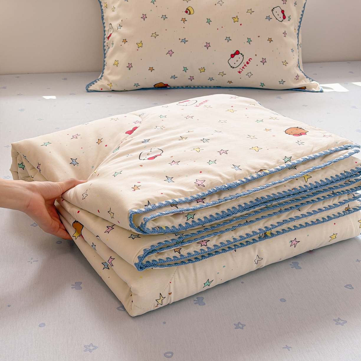 91家纺网 家纺一手货源 找家纺 简宜家居（朝初家纺） 2026新款全棉花卉卡通系列贝壳边夏被四件套 星星熊语