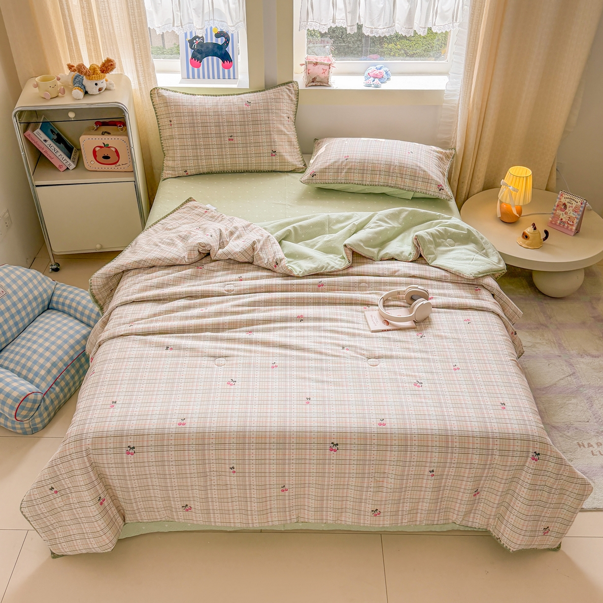 91家纺网 家纺一手货源 找家纺 简宜家居（朝初家纺） 2026新款全棉花卉卡通系列贝壳边夏被四件套 樱桃小筑
