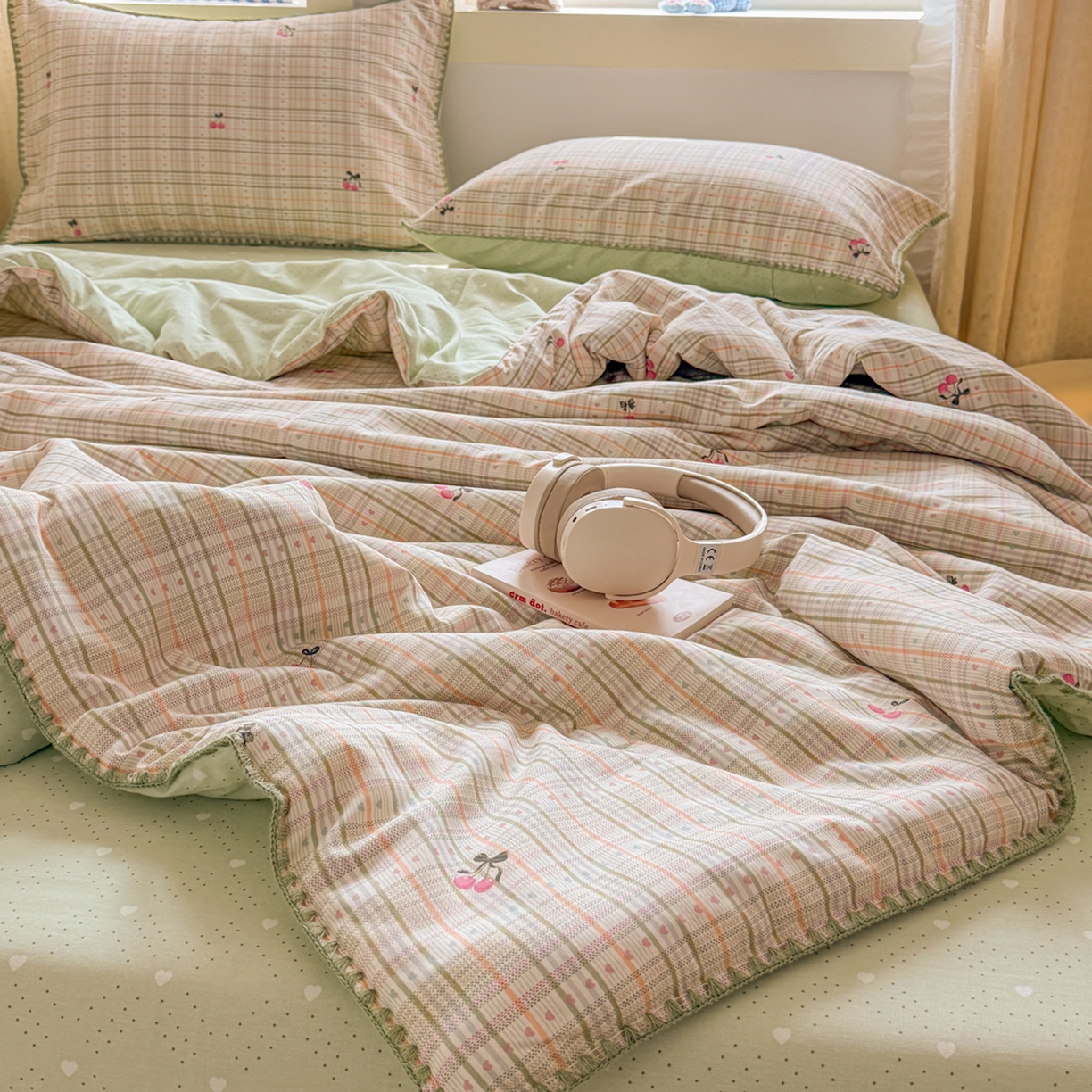 91家纺网 家纺一手货源 找家纺 简宜家居（朝初家纺） 2026新款全棉花卉卡通系列贝壳边夏被四件套 樱桃小筑