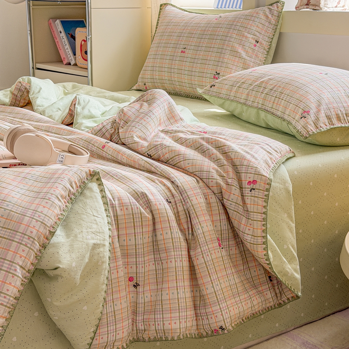 91家纺网 家纺一手货源 找家纺 简宜家居（朝初家纺） 2026新款全棉花卉卡通系列贝壳边夏被四件套 樱桃小筑