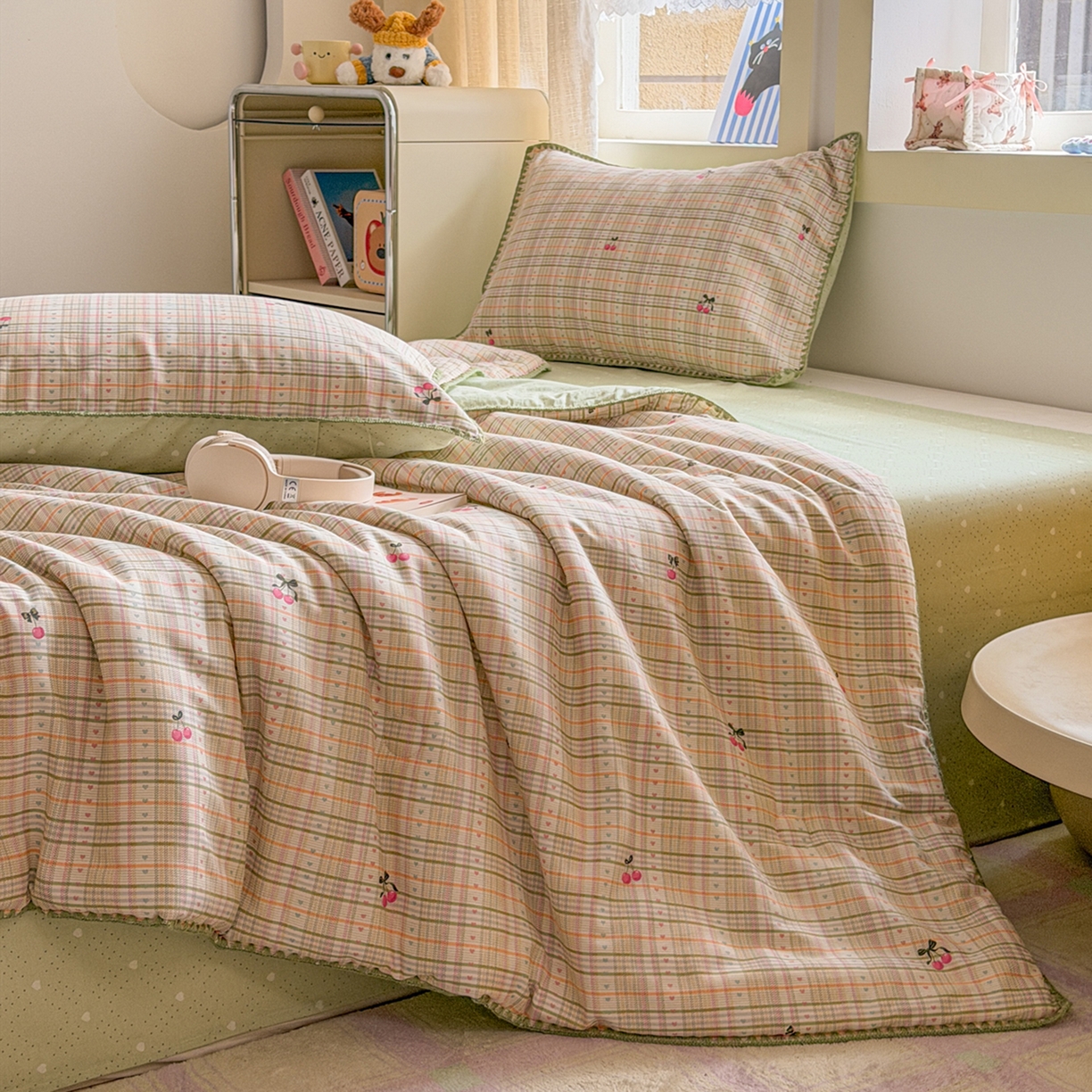 91家纺网 家纺一手货源 找家纺 简宜家居（朝初家纺） 2026新款全棉花卉卡通系列贝壳边夏被四件套 樱桃小筑