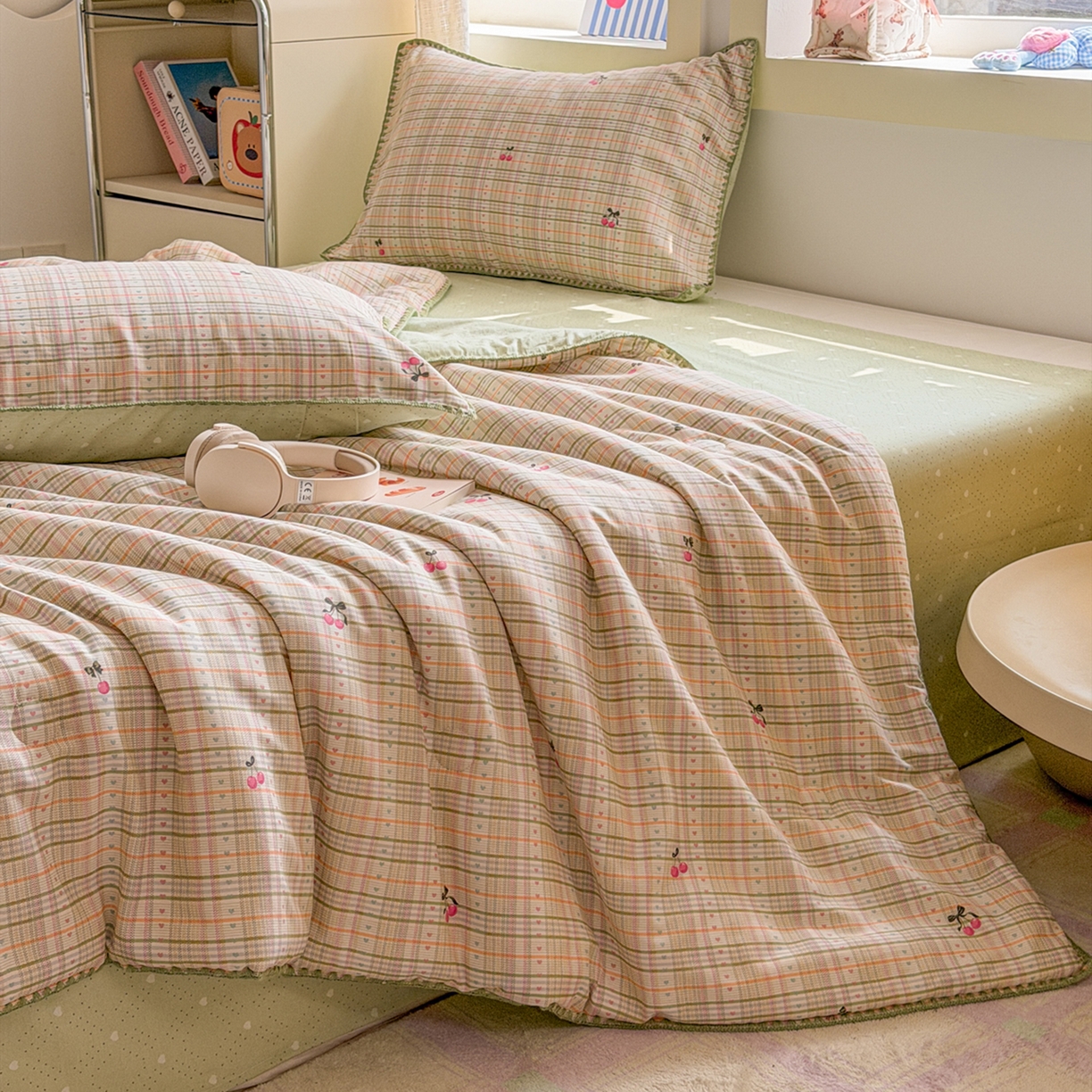 91家纺网 家纺一手货源 找家纺 简宜家居（朝初家纺） 2026新款全棉花卉卡通系列贝壳边夏被四件套 樱桃小筑