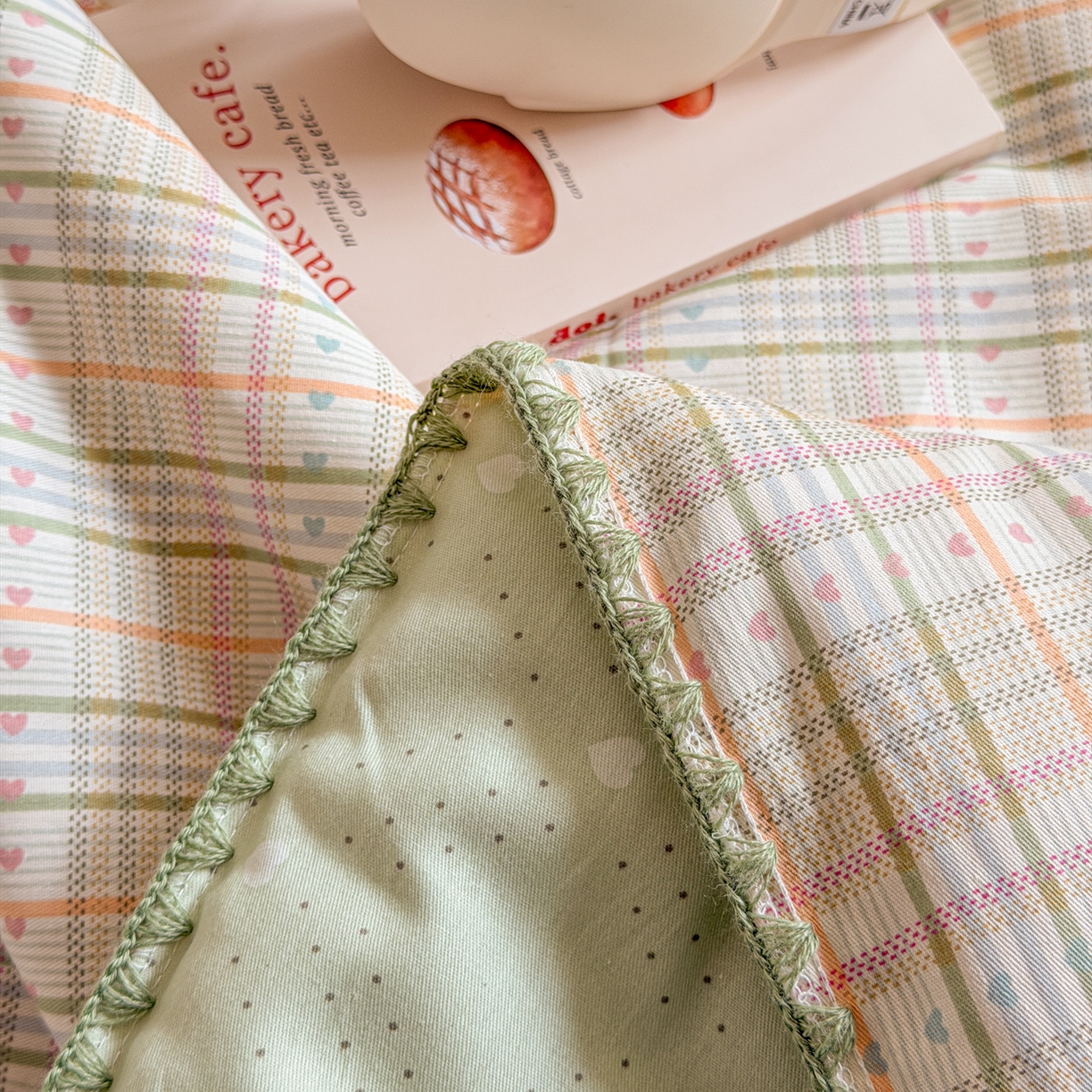 91家纺网 家纺一手货源 找家纺 简宜家居（朝初家纺） 2026新款全棉花卉卡通系列贝壳边夏被四件套 樱桃小筑