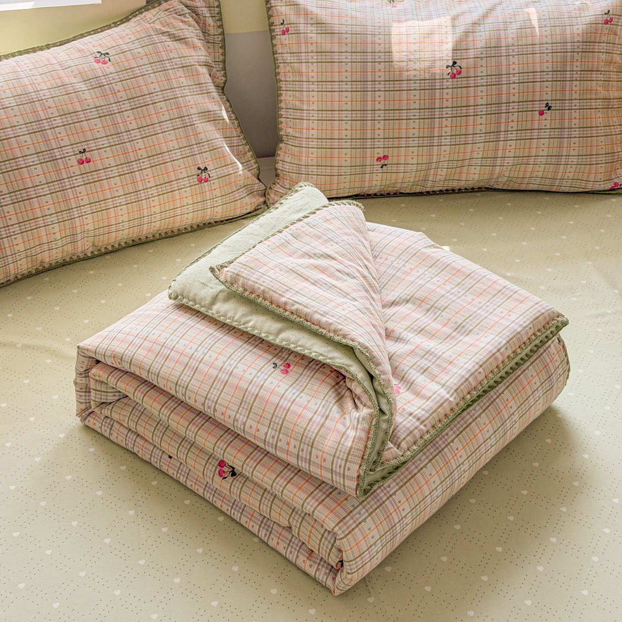 91家纺网 家纺一手货源 找家纺 简宜家居（朝初家纺） 2026新款全棉花卉卡通系列贝壳边夏被四件套 樱桃小筑
