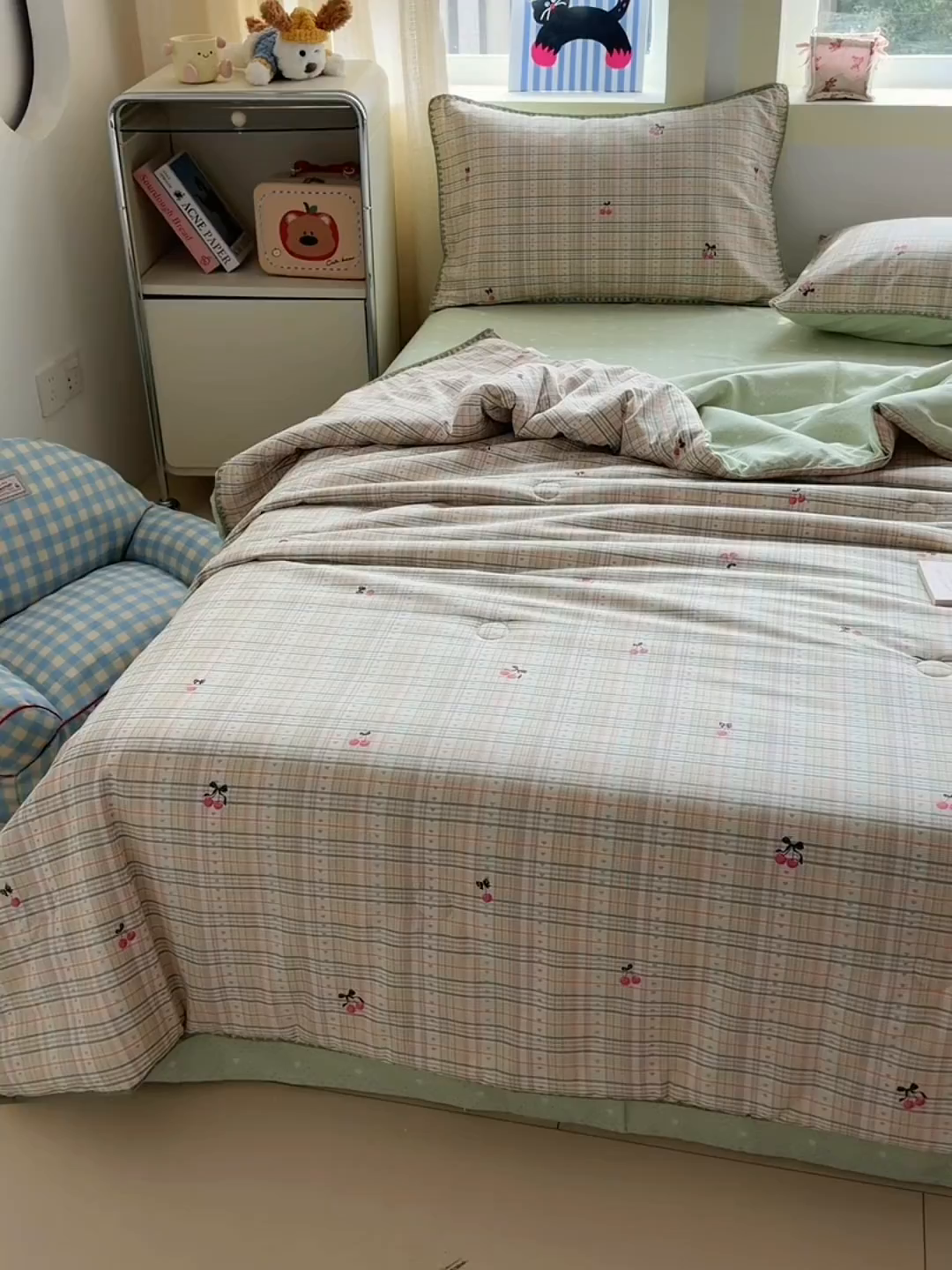 91家纺网 家纺一手货源 找家纺 简宜家居（朝初家纺） 2026新款全棉花卉卡通系列贝壳边夏被四件套 樱桃小筑