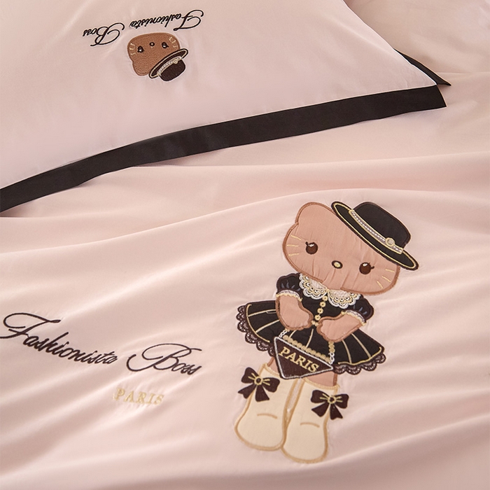 91家纺网 家纺一手货源 找家纺 （总）金绣美居 2026新款全棉纯棉卡通贴布绣小香风拼角KT猫四件套凯蒂