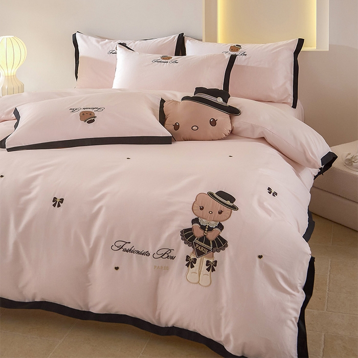 91家纺网 家纺一手货源 找家纺 （总）金绣美居 2026新款全棉纯棉卡通贴布绣小香风拼角KT猫四件套凯蒂