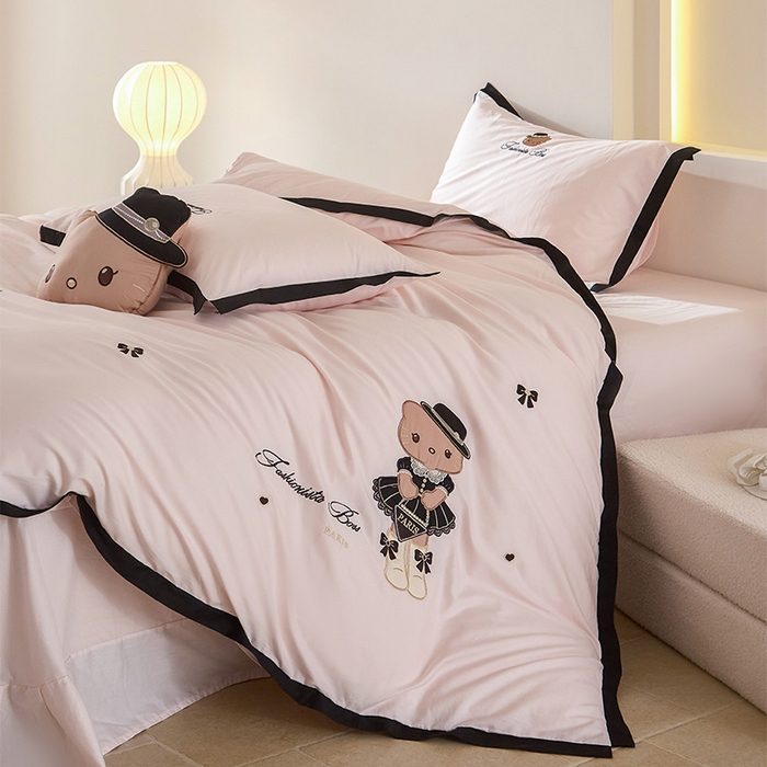 91家纺网 家纺一手货源 找家纺 （总）金绣美居 2026新款全棉纯棉卡通贴布绣小香风拼角KT猫四件套凯蒂