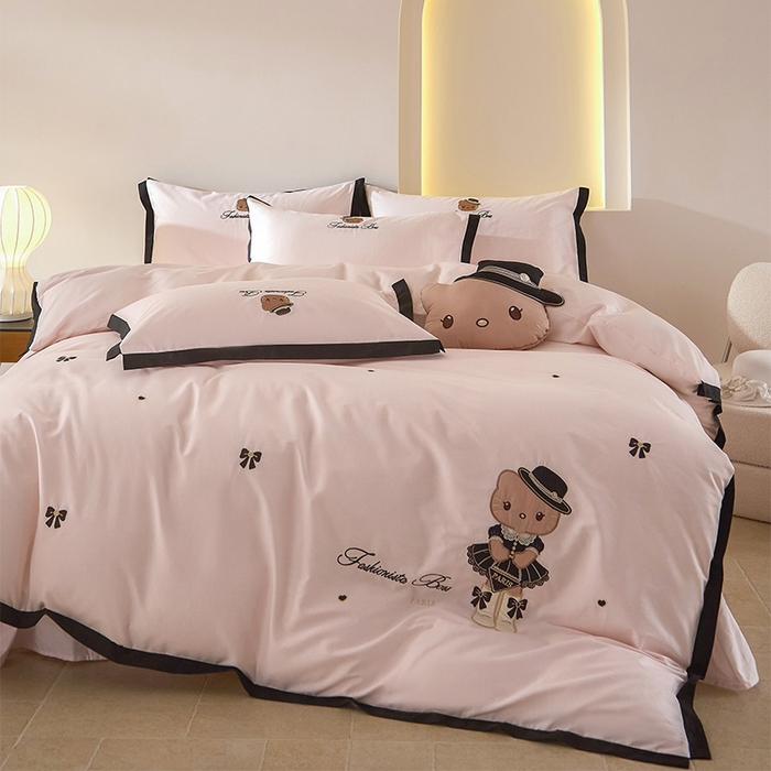 91家纺网 家纺一手货源 找家纺 （总）金绣美居 2026新款全棉纯棉卡通贴布绣小香风拼角KT猫四件套凯蒂