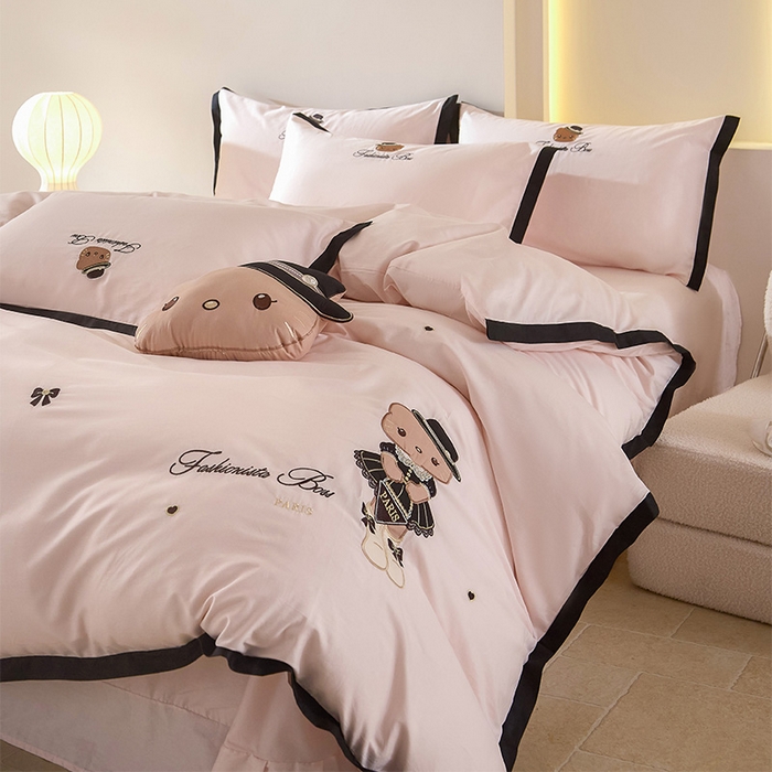 91家纺网 家纺一手货源 找家纺 （总）金绣美居 2026新款全棉纯棉卡通贴布绣小香风拼角KT猫四件套凯蒂