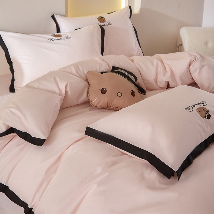 91家纺网 家纺一手货源 找家纺 （总）金绣美居 2026新款全棉纯棉卡通贴布绣小香风拼角KT猫四件套凯蒂