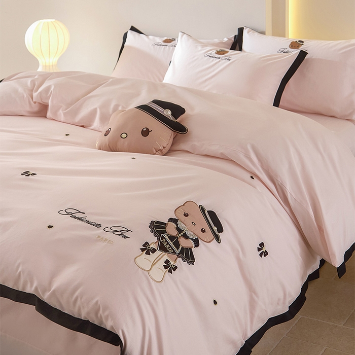 91家纺网 家纺一手货源 找家纺 （总）金绣美居 2026新款全棉纯棉卡通贴布绣小香风拼角KT猫四件套凯蒂