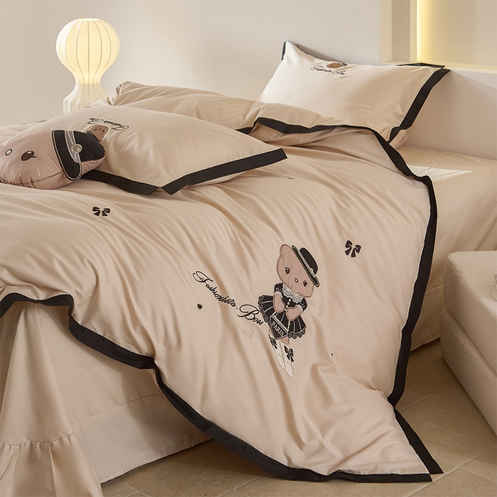 91家纺网 家纺一手货源 找家纺 金绣美居 2026新款全棉纯棉卡通贴布绣小香风拼角KT猫四件套凯蒂 咖色