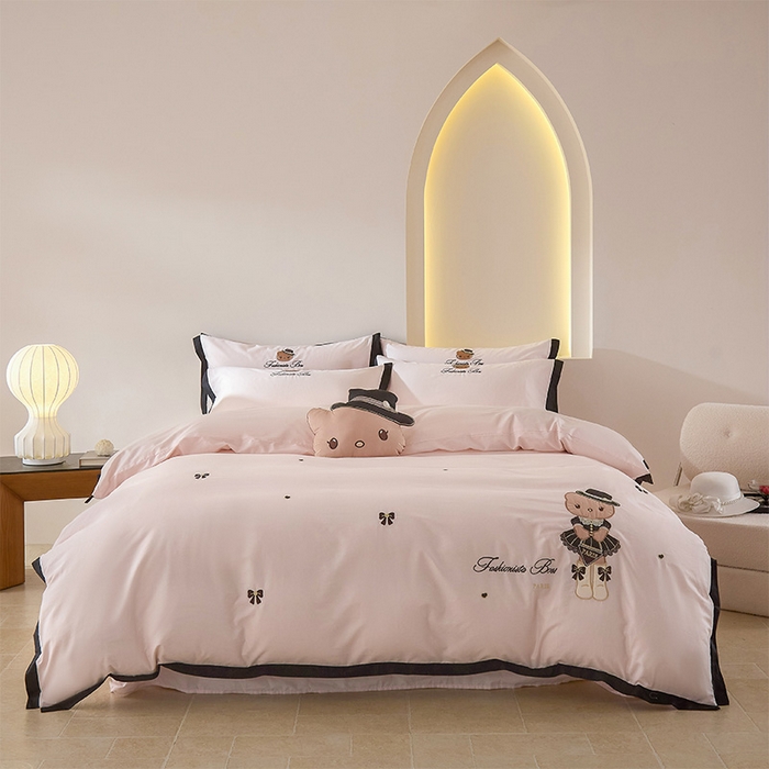 91家纺网 家纺一手货源 找家纺 金绣美居 2026新款全棉纯棉卡通贴布绣小香风拼角KT猫四件套凯蒂 粉色