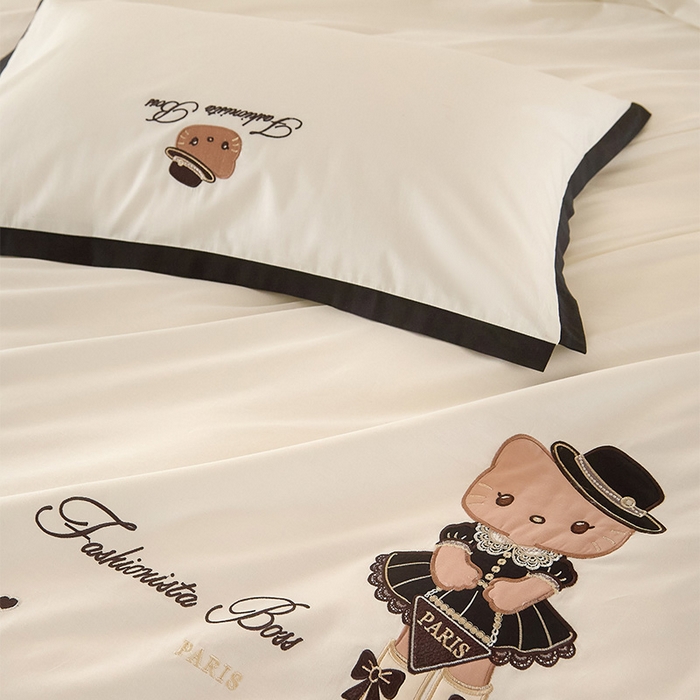 91家纺网 家纺一手货源 找家纺 金绣美居 2026新款全棉纯棉卡通贴布绣小香风拼角KT猫四件套凯蒂 奶白