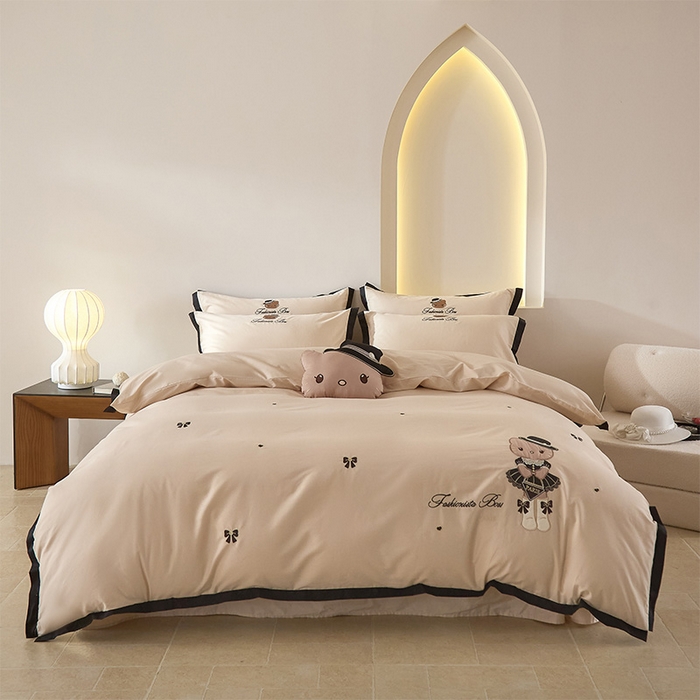 91家纺网 家纺一手货源 找家纺 金绣美居 2026新款全棉纯棉卡通贴布绣小香风拼角KT猫四件套凯蒂 咖色