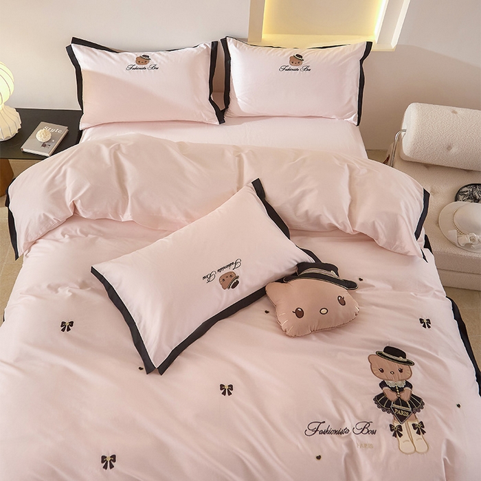 91家纺网 家纺一手货源 找家纺 金绣美居 2026新款全棉纯棉卡通贴布绣小香风拼角KT猫四件套凯蒂 粉色