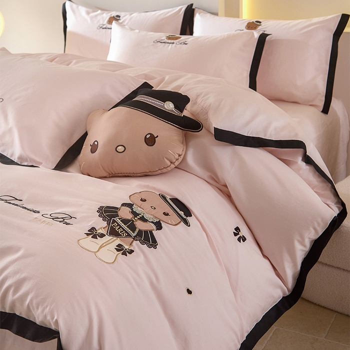 91家纺网 家纺一手货源 找家纺 金绣美居 2026新款全棉纯棉卡通贴布绣小香风拼角KT猫四件套凯蒂 粉色