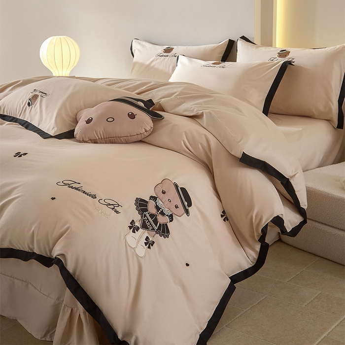 91家纺网 家纺一手货源 找家纺 金绣美居 2026新款全棉纯棉卡通贴布绣小香风拼角KT猫四件套凯蒂 咖色