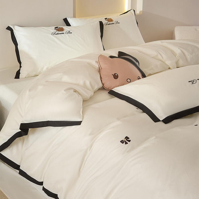 91家纺网 家纺一手货源 找家纺 金绣美居 2026新款全棉纯棉卡通贴布绣小香风拼角KT猫四件套凯蒂 奶白