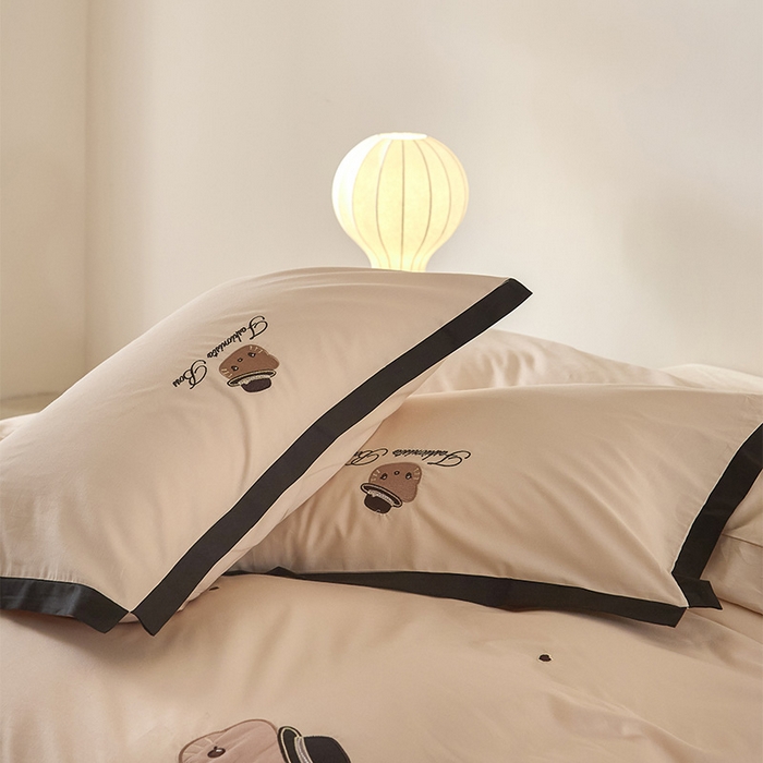 91家纺网 家纺一手货源 找家纺 金绣美居 2026新款全棉纯棉卡通贴布绣小香风拼角KT猫四件套凯蒂 咖色