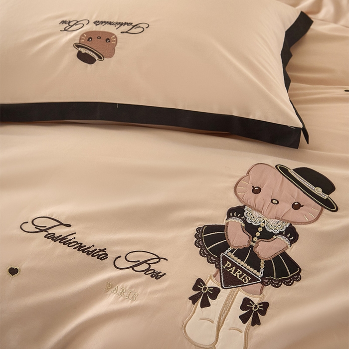 91家纺网 家纺一手货源 找家纺 金绣美居 2026新款全棉纯棉卡通贴布绣小香风拼角KT猫四件套凯蒂 咖色