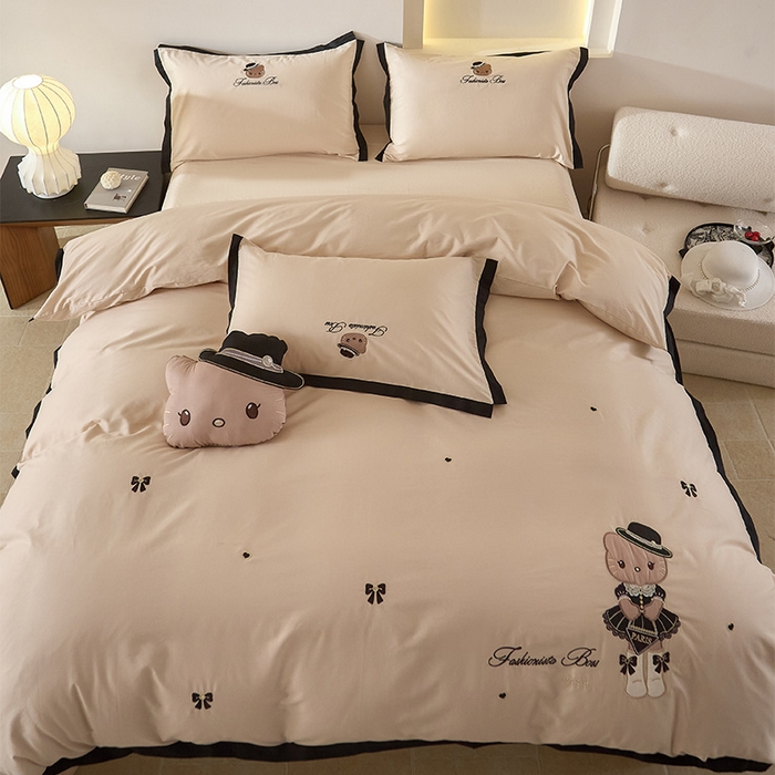 91家纺网 家纺一手货源 找家纺 金绣美居 2026新款全棉纯棉卡通贴布绣小香风拼角KT猫四件套凯蒂 咖色
