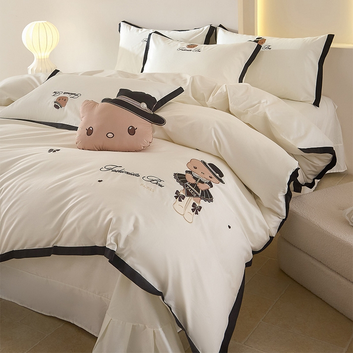 91家纺网 家纺一手货源 找家纺 金绣美居 2026新款全棉纯棉卡通贴布绣小香风拼角KT猫四件套凯蒂 奶白