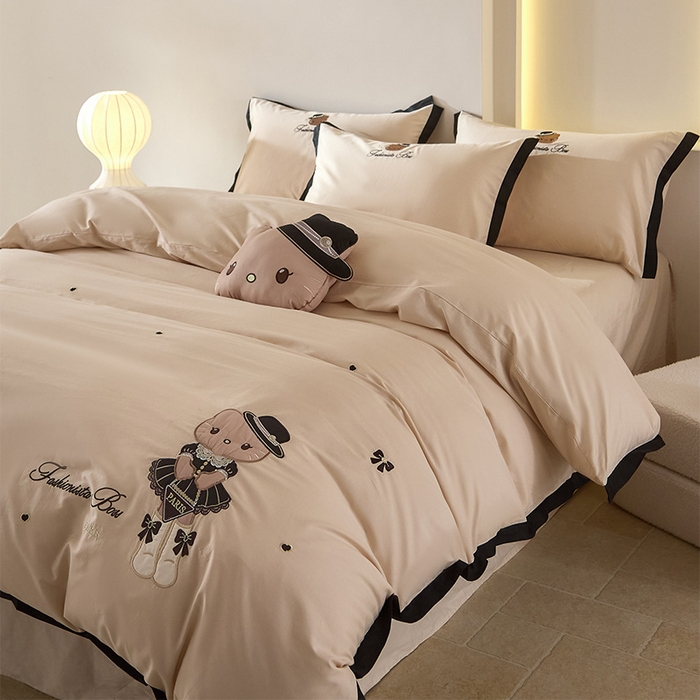 91家纺网 家纺一手货源 找家纺 金绣美居 2026新款全棉纯棉卡通贴布绣小香风拼角KT猫四件套凯蒂 咖色