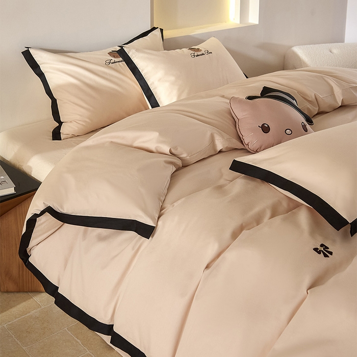 91家纺网 家纺一手货源 找家纺 金绣美居 2026新款全棉纯棉卡通贴布绣小香风拼角KT猫四件套凯蒂 咖色