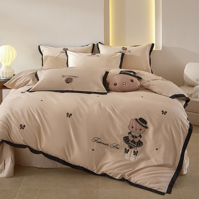 91家纺网 家纺一手货源 找家纺 金绣美居 2026新款全棉纯棉卡通贴布绣小香风拼角KT猫四件套凯蒂 咖色