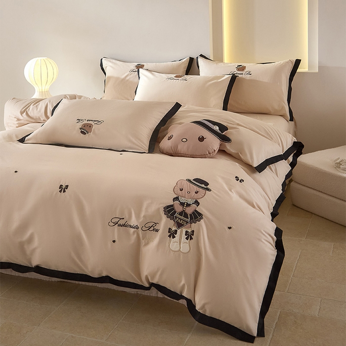 91家纺网 家纺一手货源 找家纺 金绣美居 2026新款全棉纯棉卡通贴布绣小香风拼角KT猫四件套凯蒂 咖色