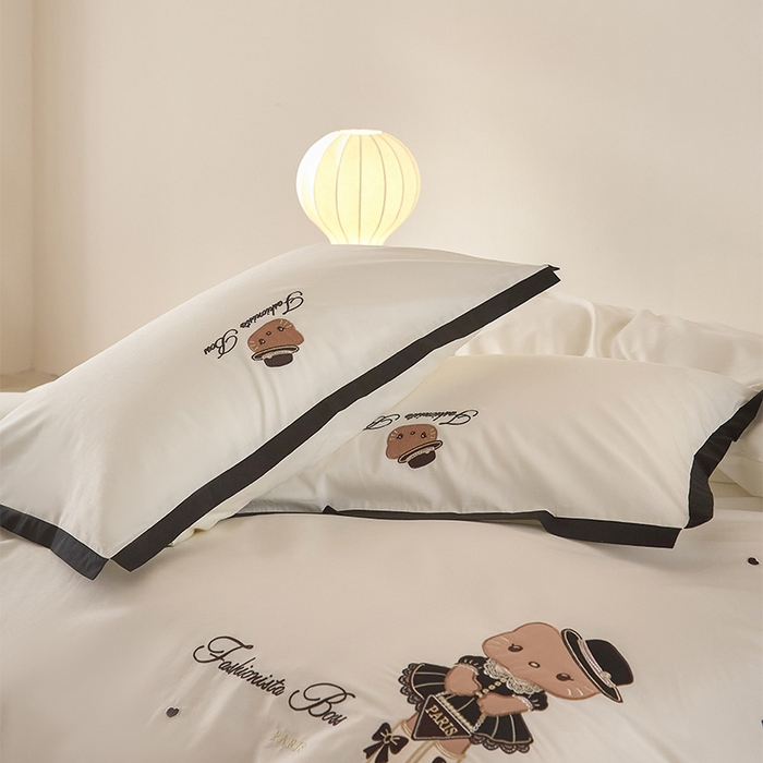 91家纺网 家纺一手货源 找家纺 金绣美居 2026新款全棉纯棉卡通贴布绣小香风拼角KT猫四件套凯蒂 奶白