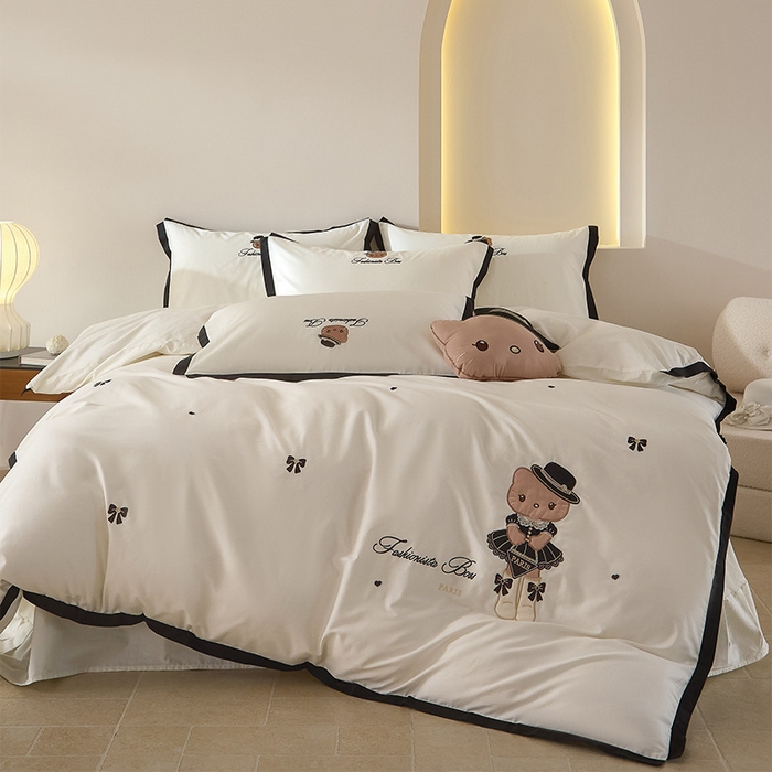 91家纺网 家纺一手货源 找家纺 金绣美居 2026新款全棉纯棉卡通贴布绣小香风拼角KT猫四件套凯蒂 奶白