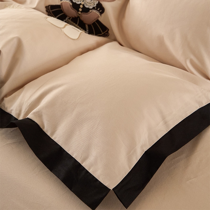 91家纺网 家纺一手货源 找家纺 金绣美居 2026新款全棉纯棉卡通贴布绣小香风拼角KT猫四件套凯蒂 咖色