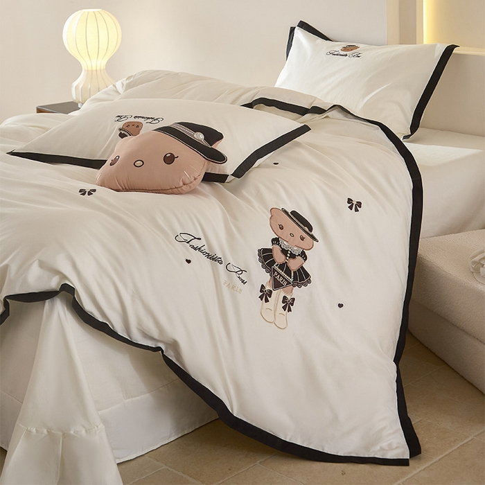 91家纺网 家纺一手货源 找家纺 金绣美居 2026新款全棉纯棉卡通贴布绣小香风拼角KT猫四件套凯蒂 奶白