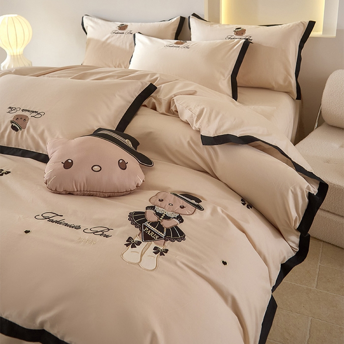 91家纺网 家纺一手货源 找家纺 金绣美居 2026新款全棉纯棉卡通贴布绣小香风拼角KT猫四件套凯蒂 咖色