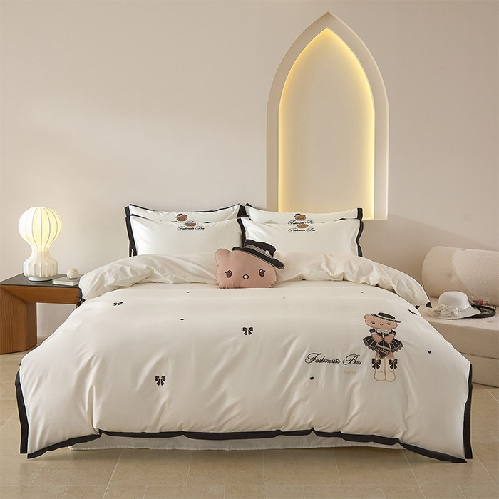 91家纺网 家纺一手货源 找家纺 金绣美居 2026新款全棉纯棉卡通贴布绣小香风拼角KT猫四件套凯蒂 奶白