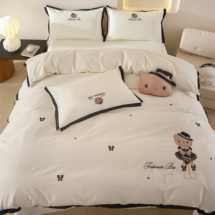 91家纺网 家纺一手货源 找家纺 金绣美居 2026新款全棉纯棉卡通贴布绣小香风拼角KT猫四件套凯蒂 奶白